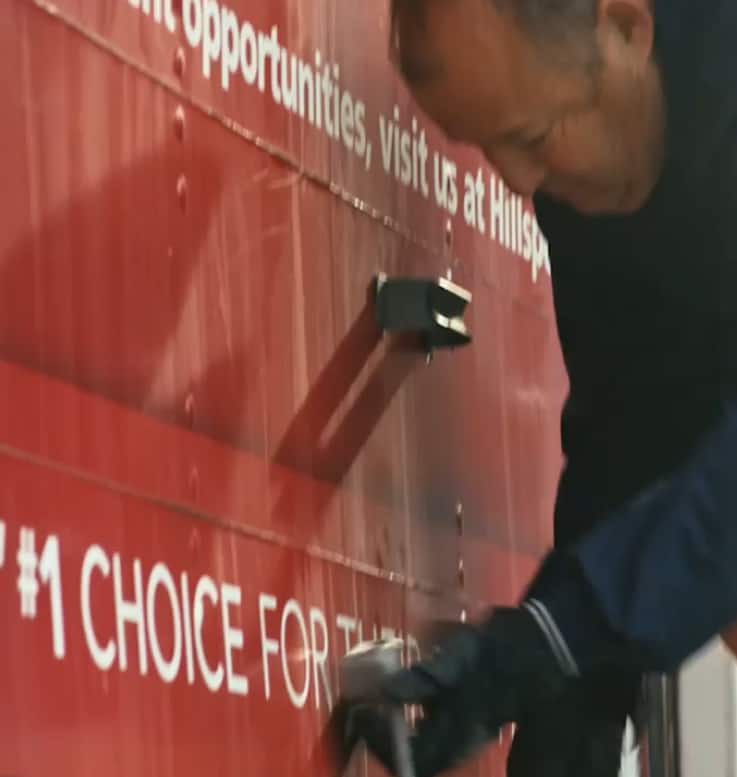 Un hombre trabajando para la Red de Ayuda en Desastres de Hill’s